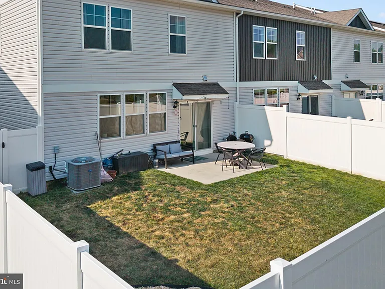 10 Roberta Way — Photo 34