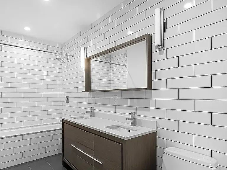 347 Lorimer St #4A — Photo 4