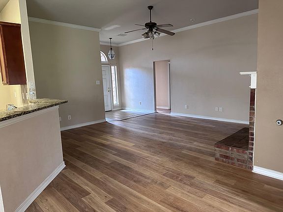5th image of 2105 Leslie St