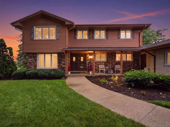 8430 Carriage Green Dr, Darien, IL 60561