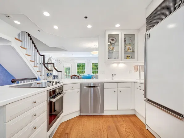 96 Sweetwater Ave Unit 9, Bedford, MA 01730
