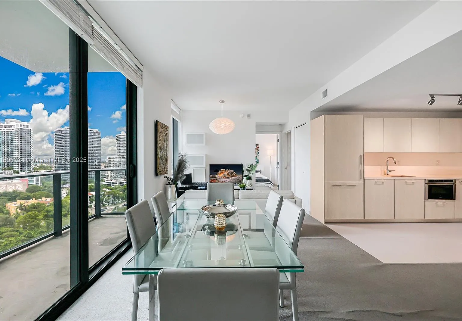 2 bed, 944 sqft, $6,500 — Photo 2