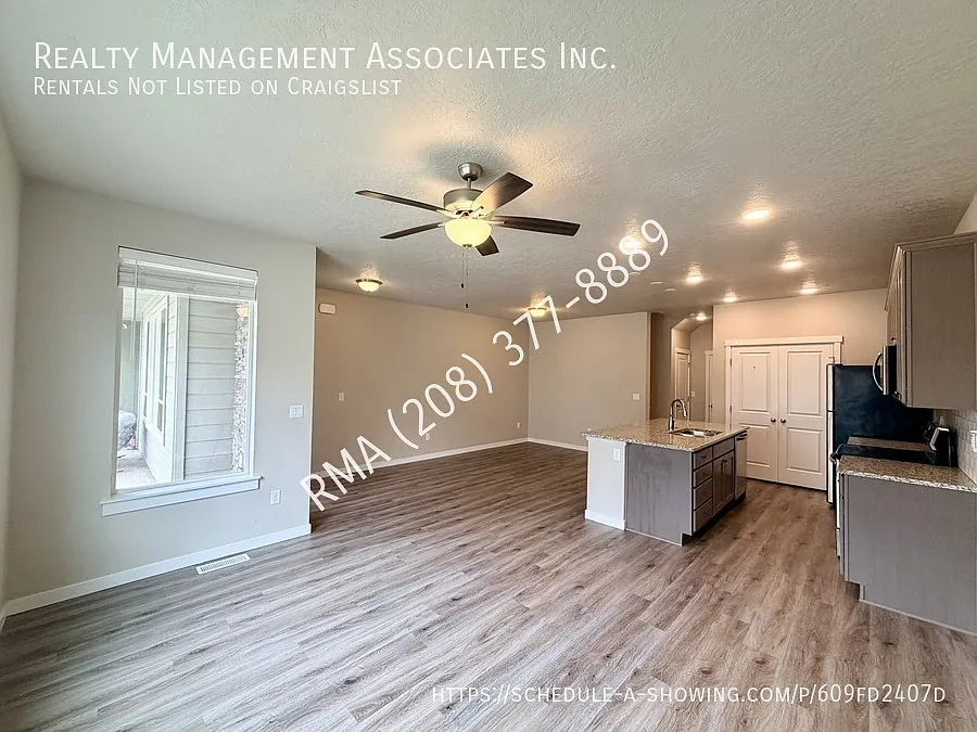 Beautiful Updated Townhome in Desirable location — Photo 3