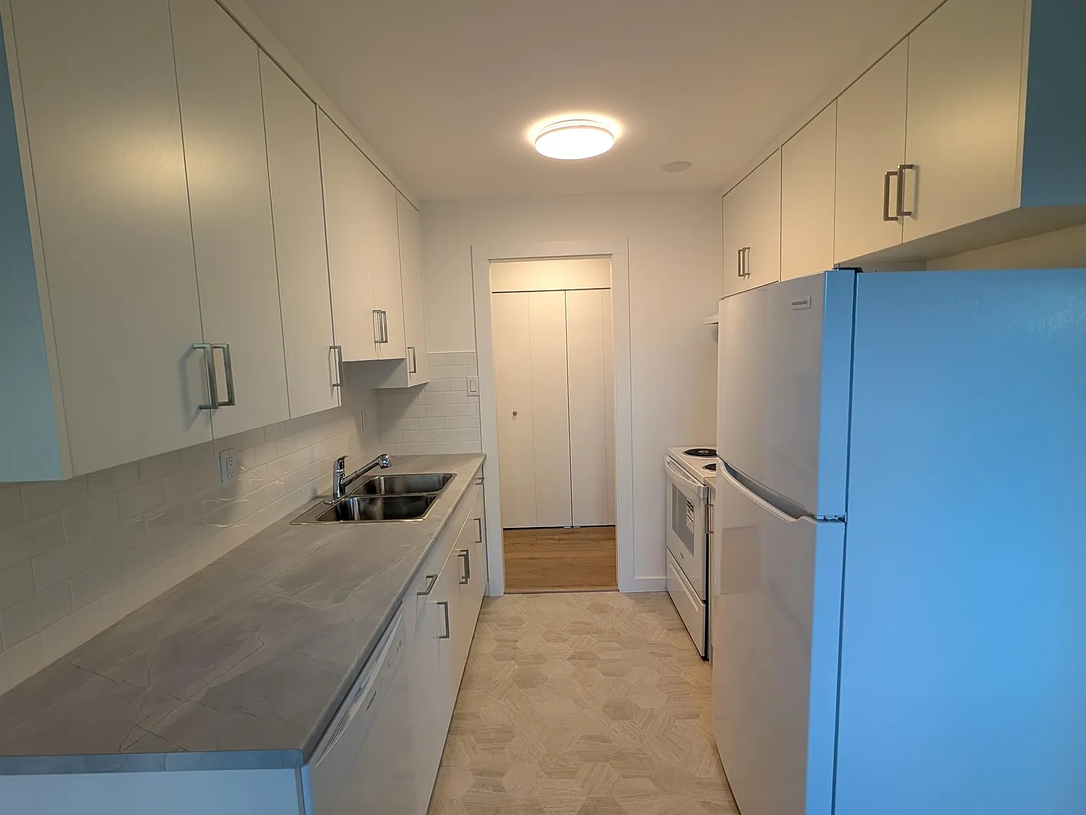 Pacific Manor — Photo 3