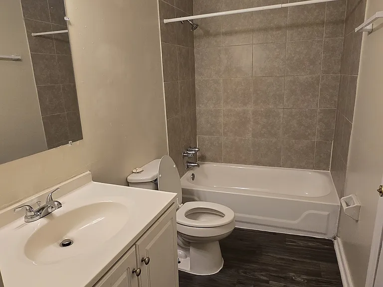 8806 Leafycreek Dr — Photo 15
