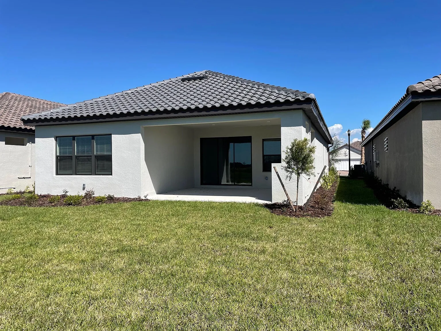 3 bed, 2.5 bath, 1829 sqft, $3,200 — Photo 3