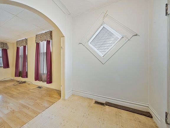 5th image of 1409 W Maryland St