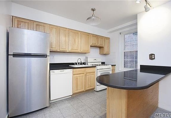 3rd image of 140-18 Burden Cres APT 108