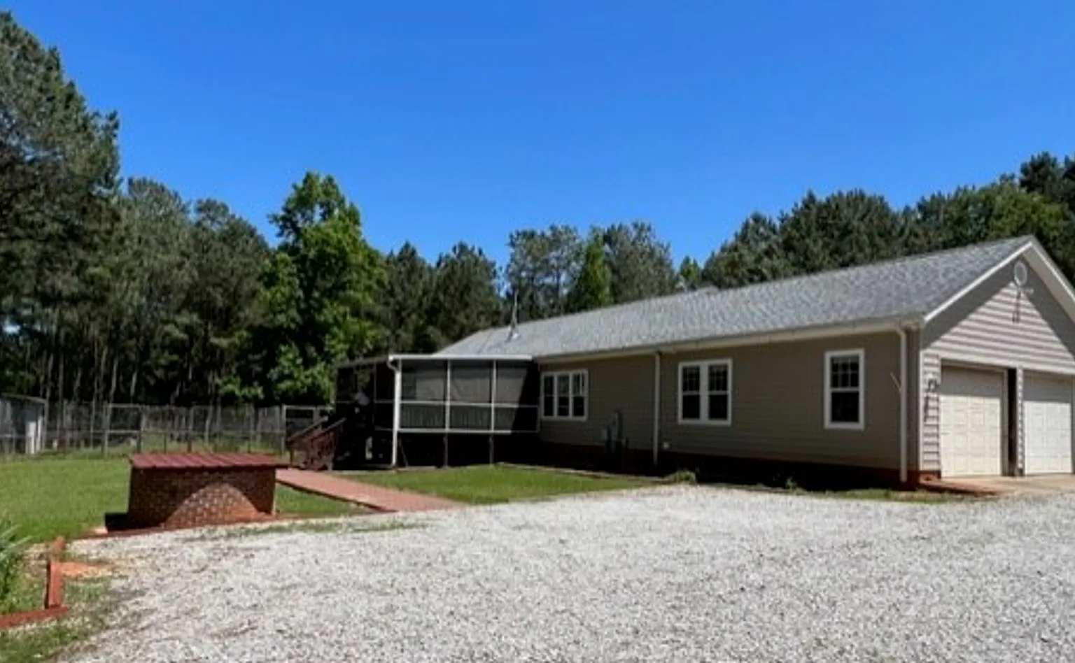 House with Barn and Acreage — Photo 1