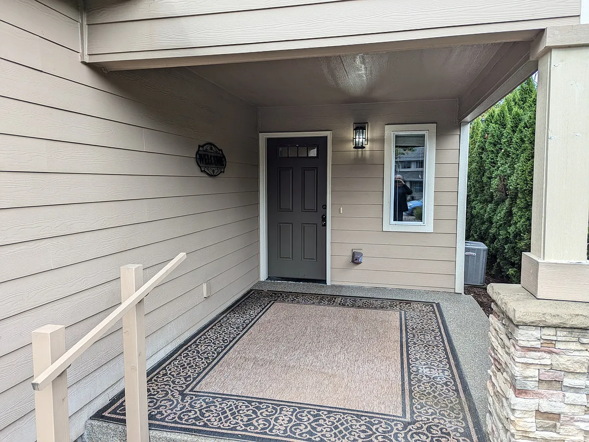 Building Photo - 409 Madrona Ave SE