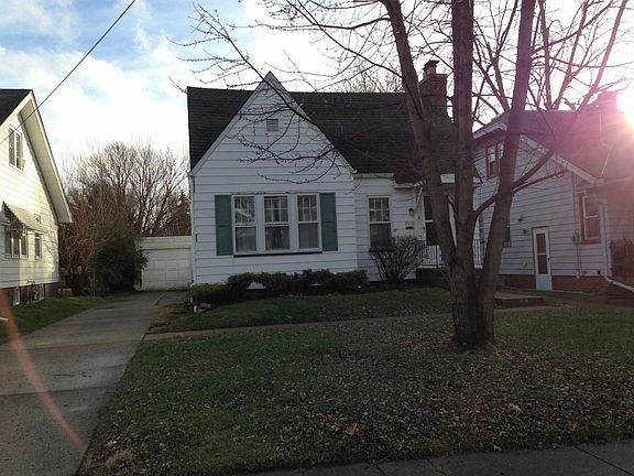 2nd image of 810 W Maywood Ave