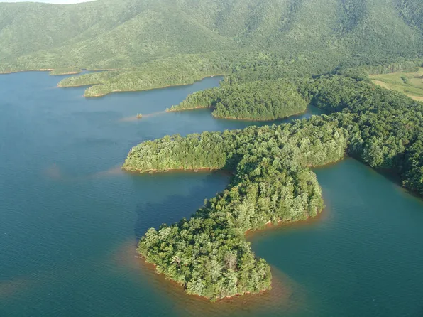 25 Lakeport Cir, Penhook, VA 24137