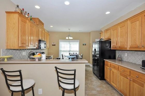 5th image of 893 Town Square Ct