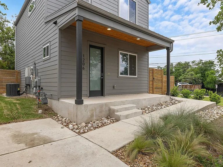 1206 Sarabeth Way — Photo 3