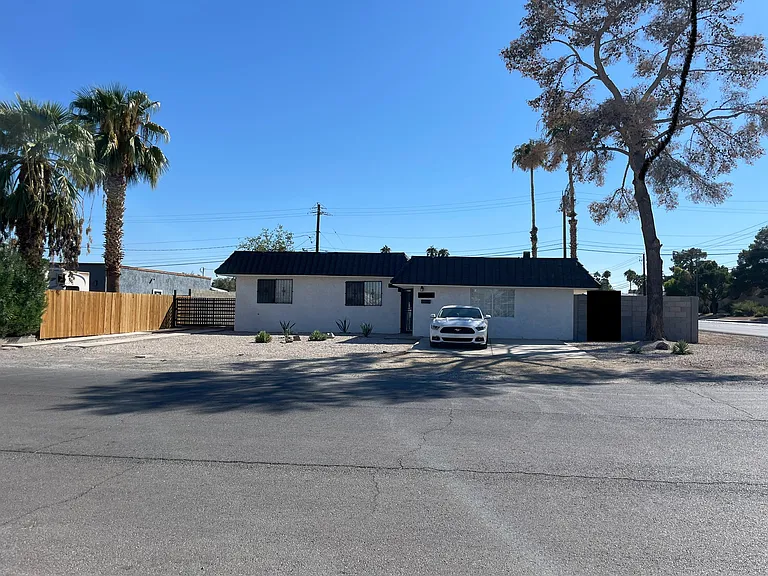 Tumbleweed Ave — Photo 6