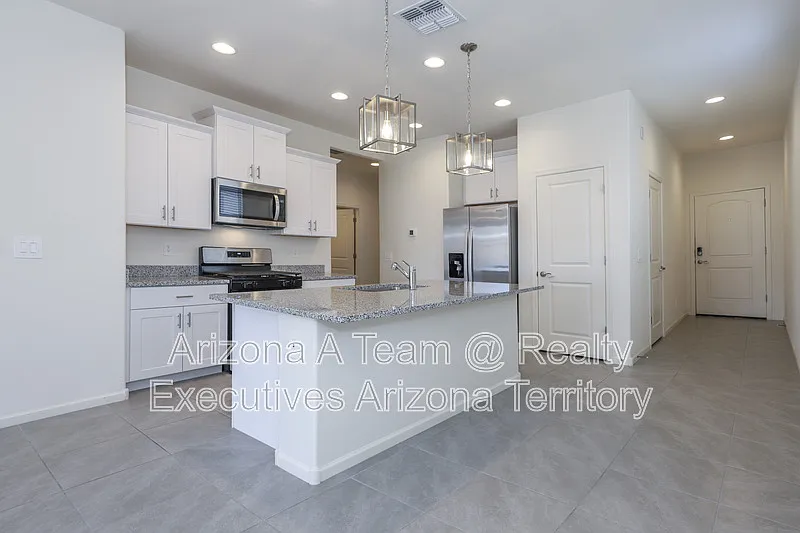 4 bed, 2.0 bath, 1562 sqft, $1,850 — Photo 3