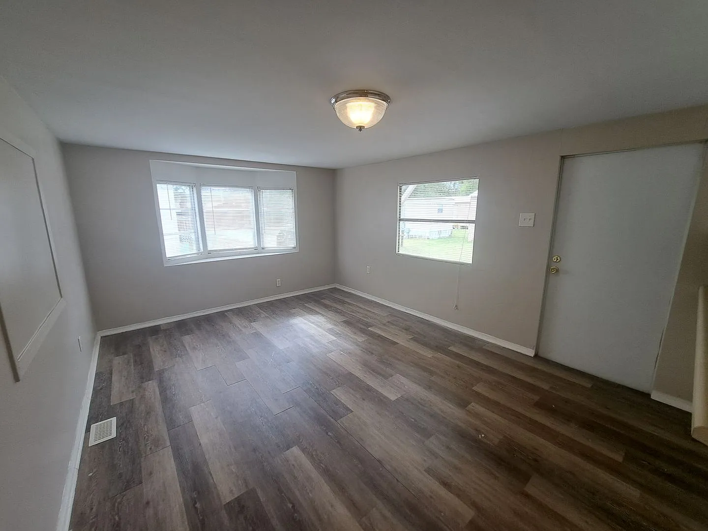 1BR/1BA updated mobile home close to I10 and Pine Forest Rd — Photo 4