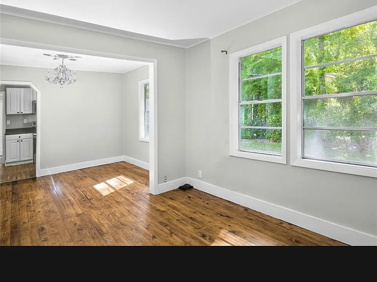 206 E Hall St — Photo 3
