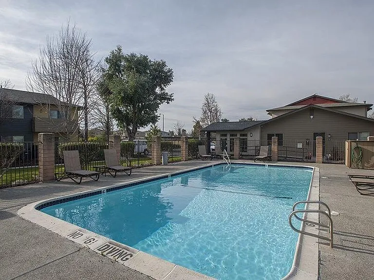 Parkwood Apartments — Photo 13