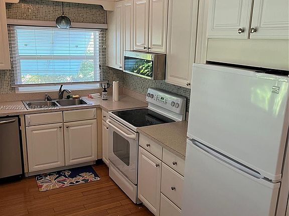 5th image of 2967 SW 21st St