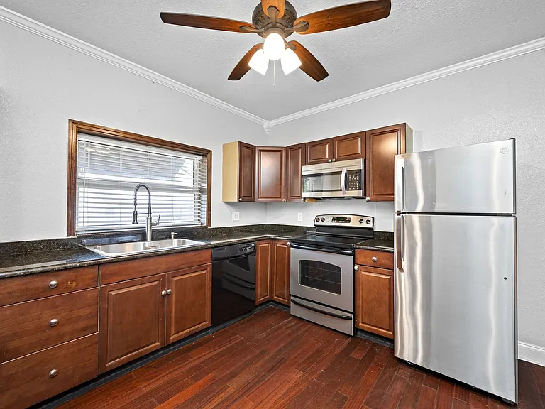 705 W Bay St — Photo 6
