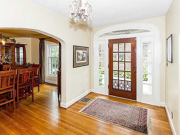 5th image of 33 E 55th St