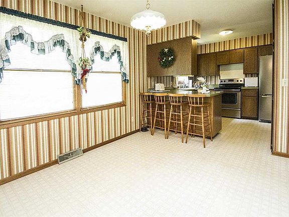 3rd image of 709 Hyland Dr