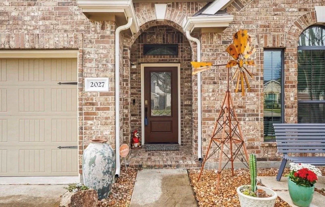 4 bed, 2.0 bath, 2131 sqft, $2,150 — Photo 2