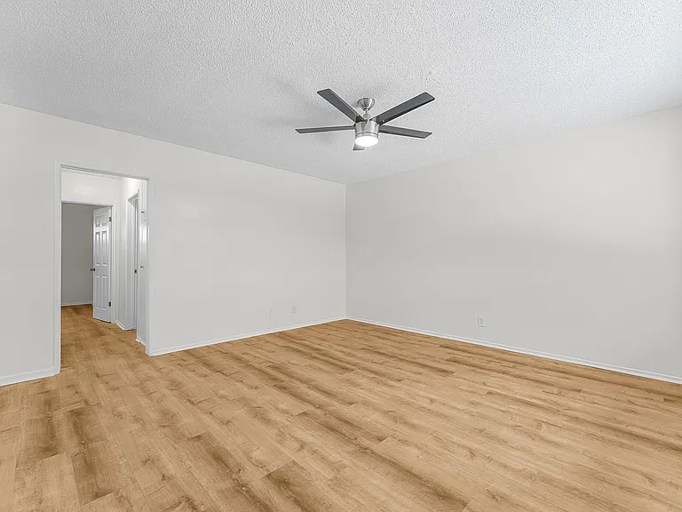 1850 Gardenia Ave #5 — Photo 2