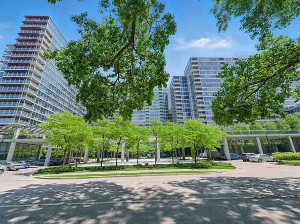 9715 Woods Dr Unit 805, Skokie, IL 60077