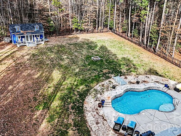 3rd image of 512 Stillwater Rd