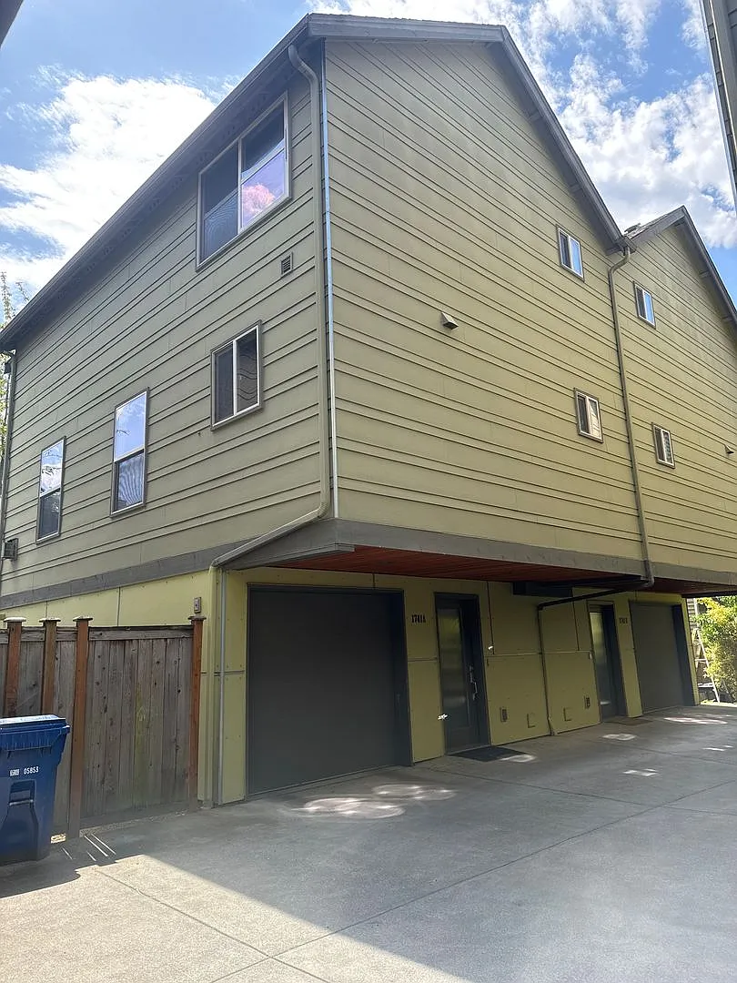 Convenient 3 beds, 2.5 bath in Ballard — Photo 2