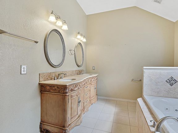 4th image of 1124 San Saba Dr