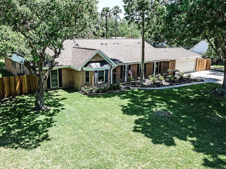 1st image of 208 Lakeshore Dr