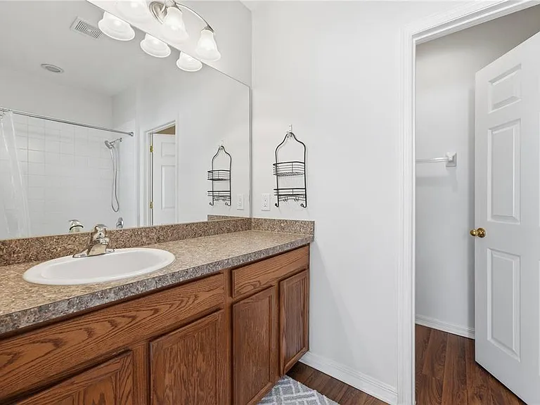 1346 Grantham Dr — Photo 18