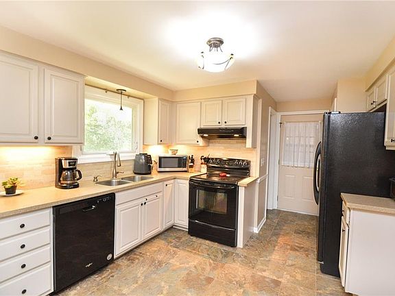 4th image of 11 Brookside Dr
