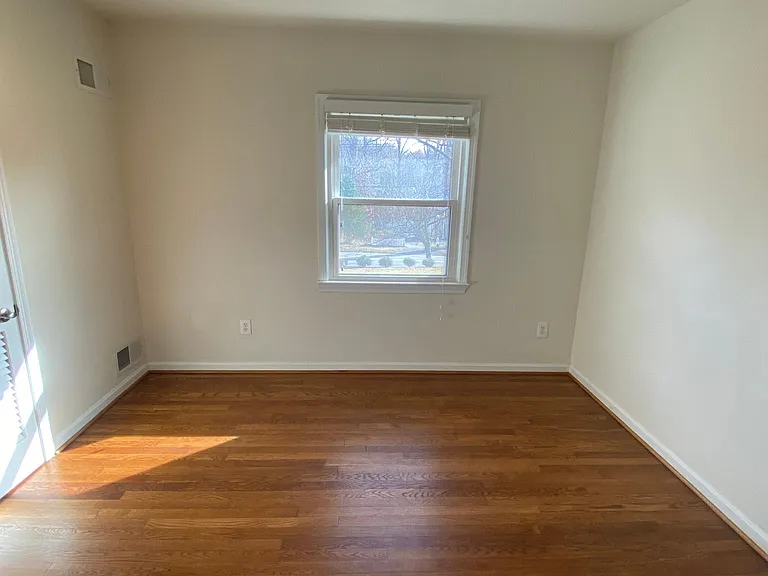 6915 Wilson Ln — Photo 10