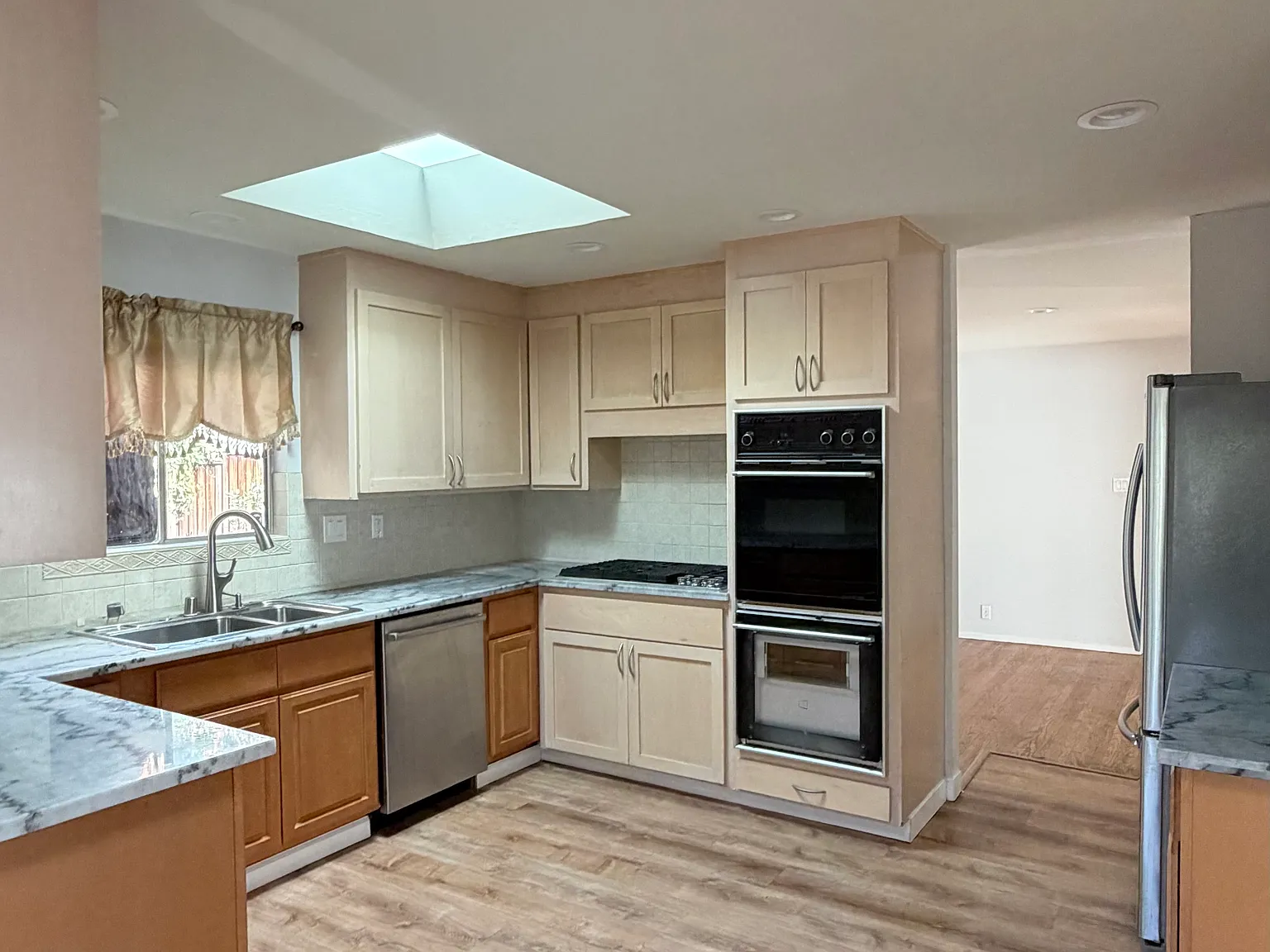 3 bed, 3.5 bath, 1960 sqft, $7,600 — Photo 4