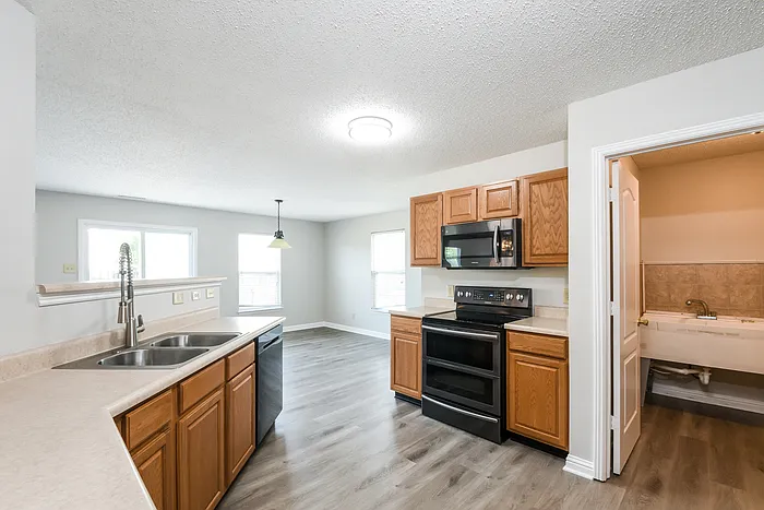7587 Charlotte Dr — Photo 7