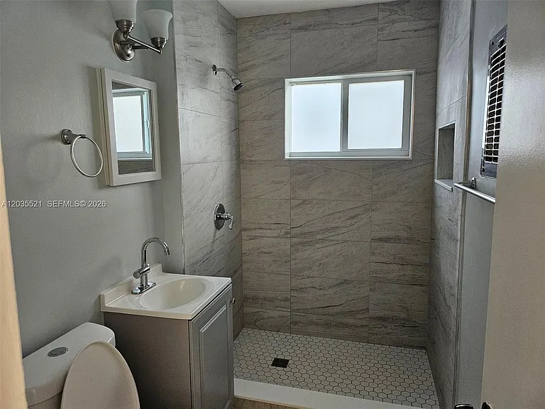709 NE 4th Ct #6 — Photo 21