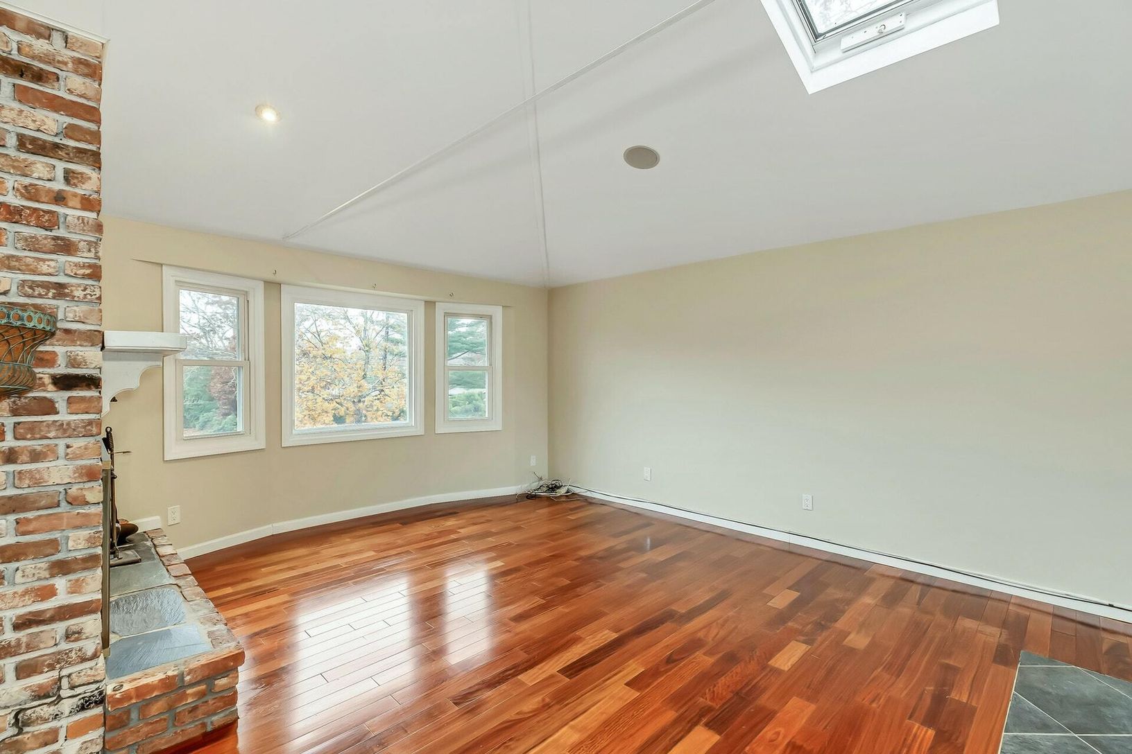  LIVING ROOM AREA