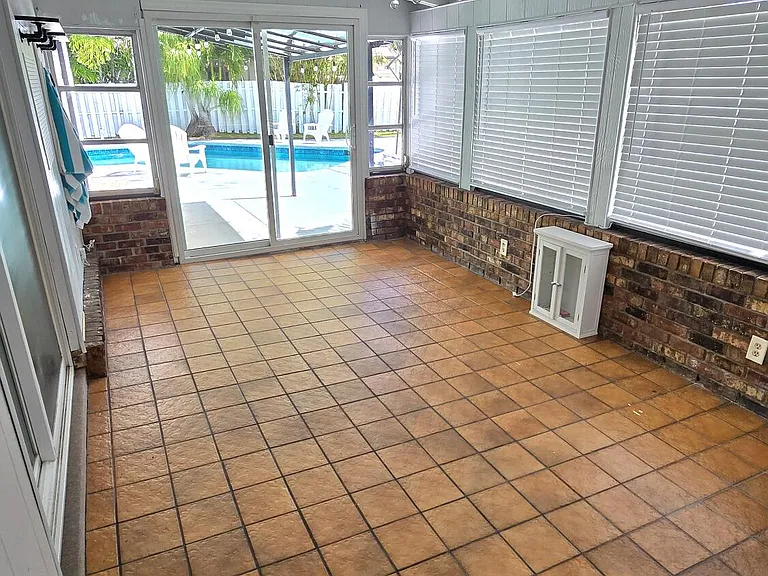887 W Duval St — Photo 16
