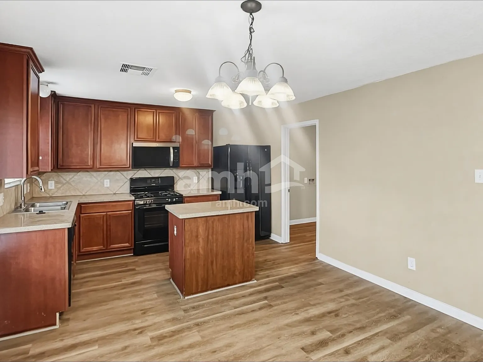 3 bed, 2.5 bath, 1905 sqft, $2,045 — Photo 4