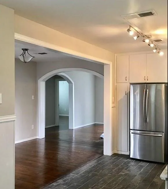 2 bed, 1.0 bath, 1123 sqft, $1,800 — Photo 3