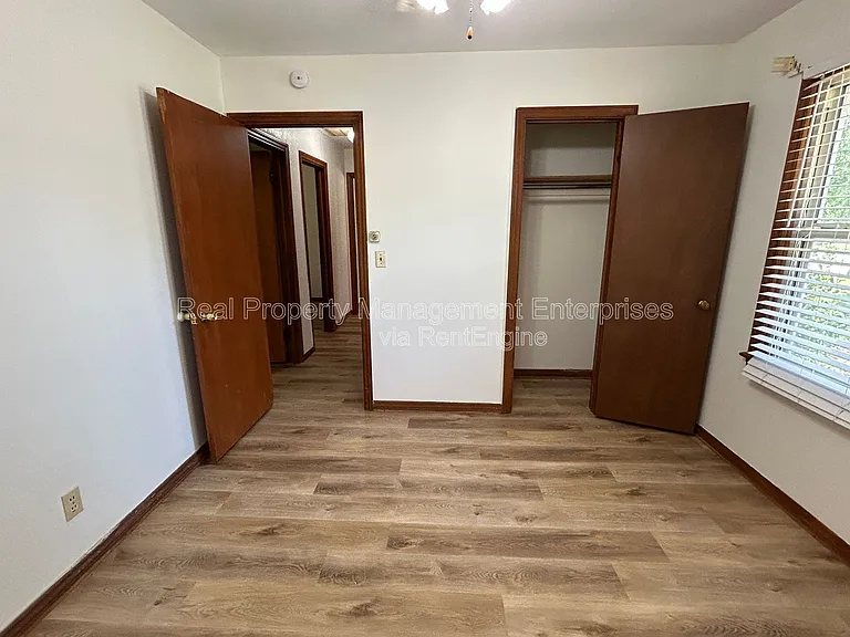 204 Wolf Ln — Photo 13