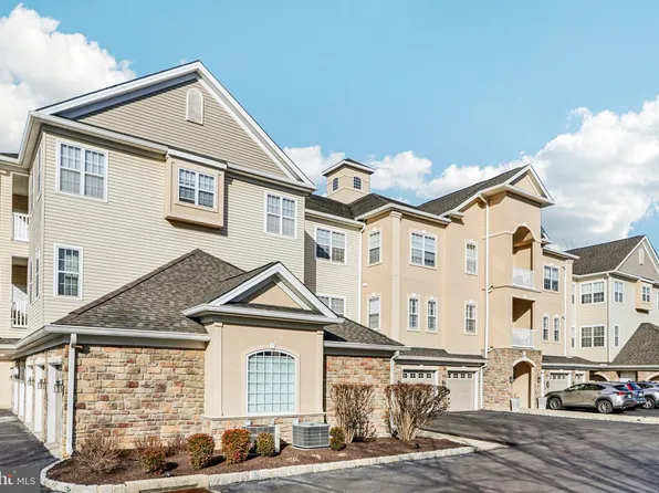 4 Falcon Dr APT 302, Holland, PA 18966