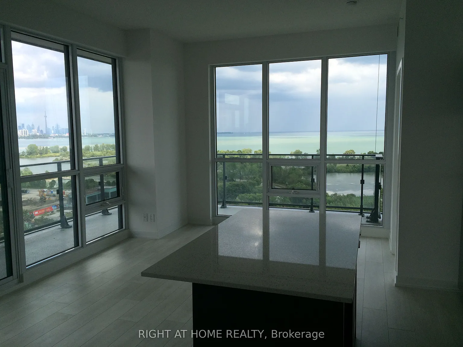 2212 Lake Shore Blvd W — Photo 4