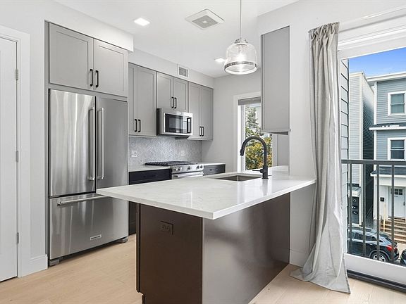 5th image of 287 Maverick St #U202