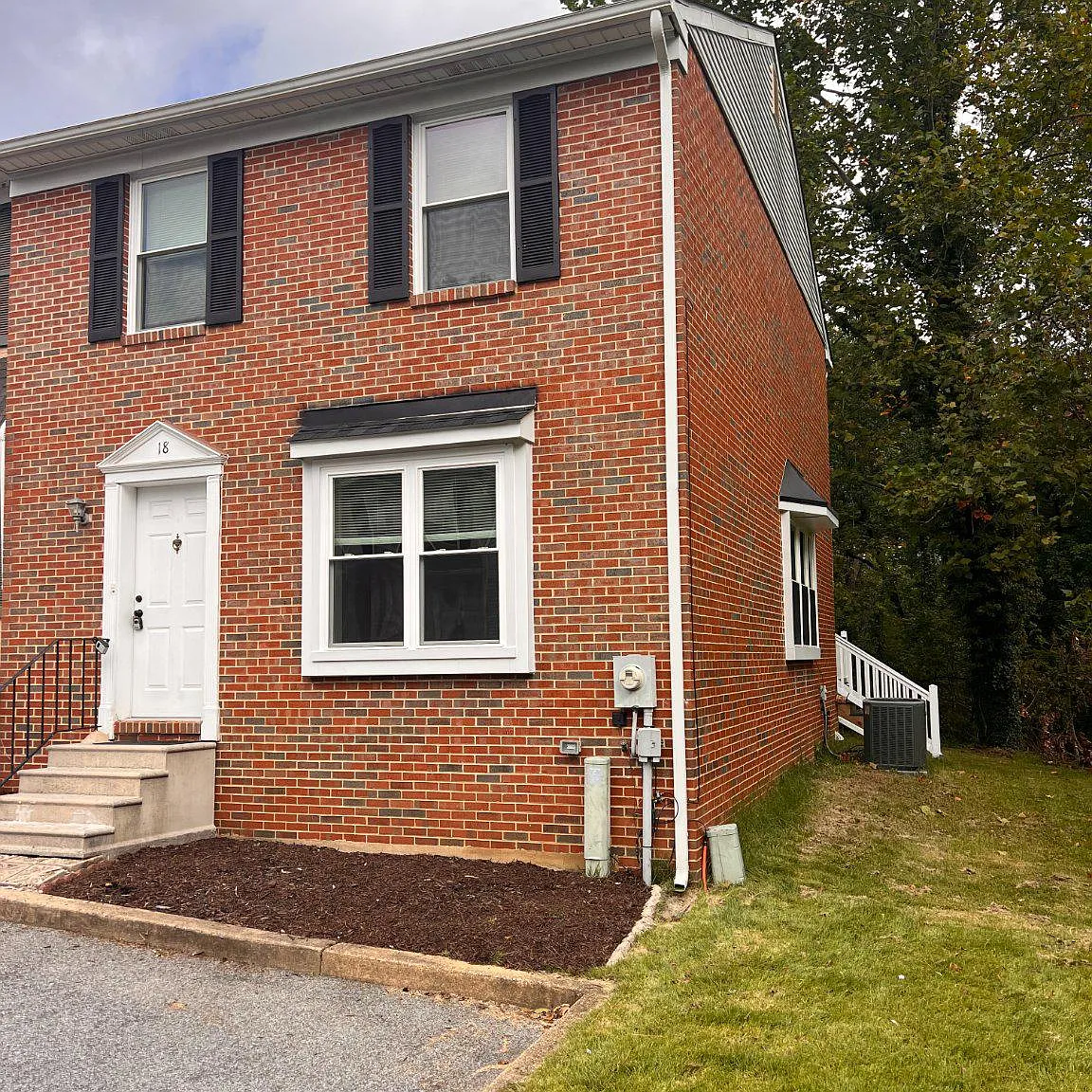 3 bed, 2.5 bath, 1621 sqft, $2,400 — Photo 1