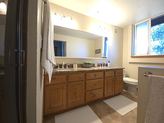 Master Bathroom (en suite)